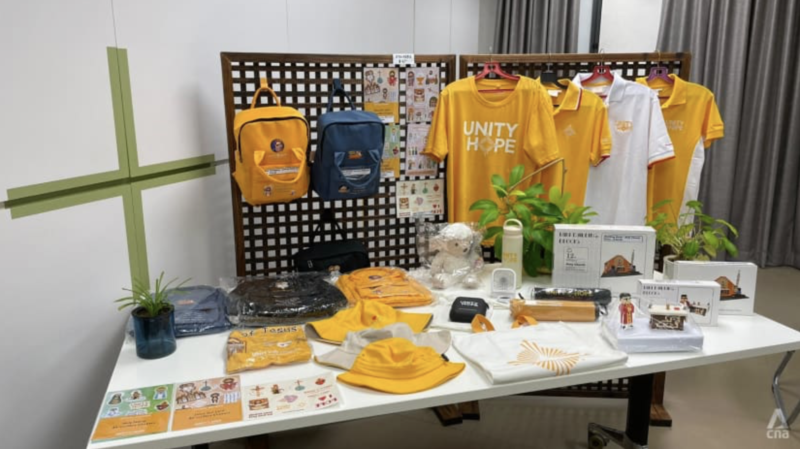 Quà lưu niệm về Ðức Giáo Hoàng “cháy hàng” ở Singapore